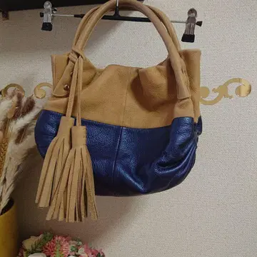 베이지와 네이비 색상의 가죽 핸드백