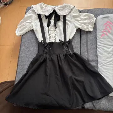 프릴 달린 옷깃의 미니 원피스