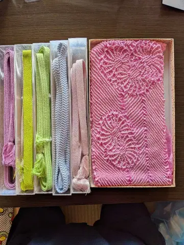 허리띠 세트 5개와 오비 장식 천 1개