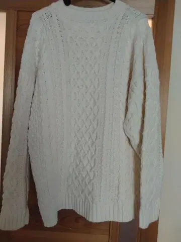 화이트 케이블 니트 스웨터