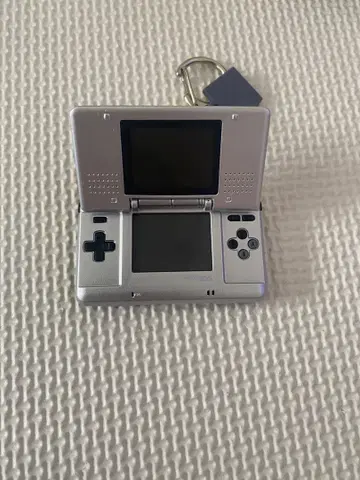 [ 박스 있음 ] 닌텐도 뮤지엄 한정판 키링 닌텐도 DS 실버