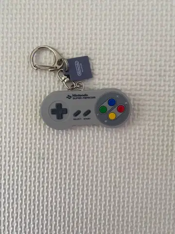 [박스 있음] 닌텐도 뮤지엄 한정판 키링 슈퍼 패미컴 컨트롤러
