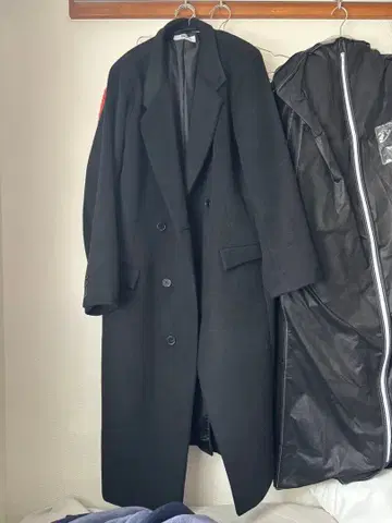 GOAT ESSENCE 블랙 체스터 코트