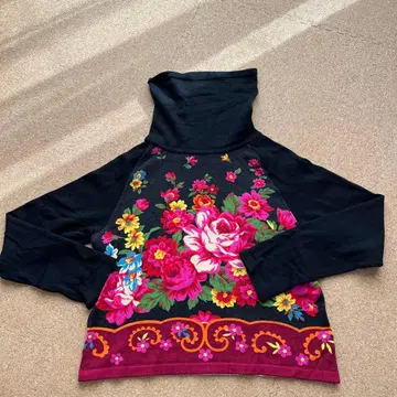 블랙과 꽃무늬 터틀넥 니트