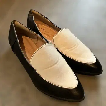 블랙/화이트 스틸레토 플랫슈즈 22.5cm