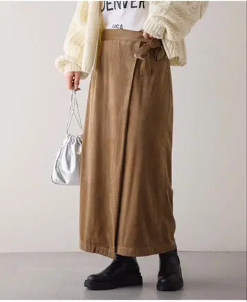 깔끔한 가는 코듀로이 랩스커트