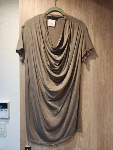 JULIUS_7 드레이프 디자인 T셔츠 M 사이즈 베이지