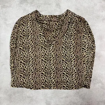 긴팔 상의 V넥 레오파드 무늬 어깨 패드 포함