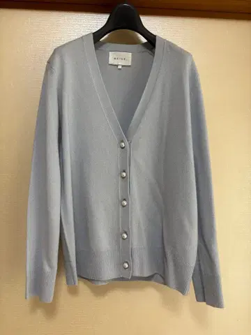 새상품급 BEIGE. 펄 단추 울 니트 가디건 스카이블루 사이즈 2