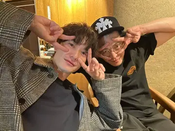 오카다 마사키 착용 DRIES VAN NOTEN 체크 무늬 트렌치코트