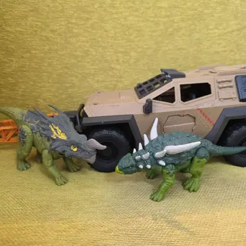 쥬라기 월드 공룡 포획 트럭 & 에이니오사우루스 사우로페르타