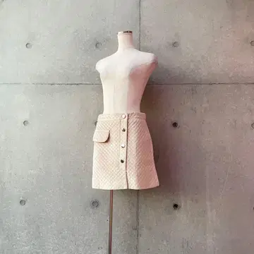 택 포함 새상품 벨로아 퀼팅 골드 버튼 베이지 미니 스커트 M