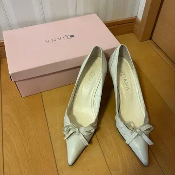 DIANA 리본 포함 화이트 펌프스