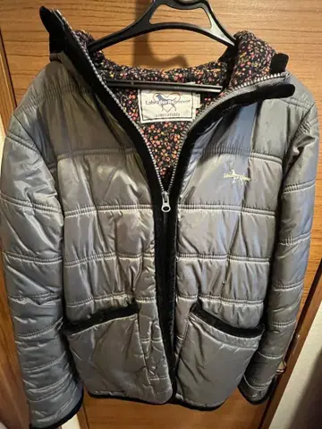 그레이 퀼팅 자켓 꽃무늬 후드 부착