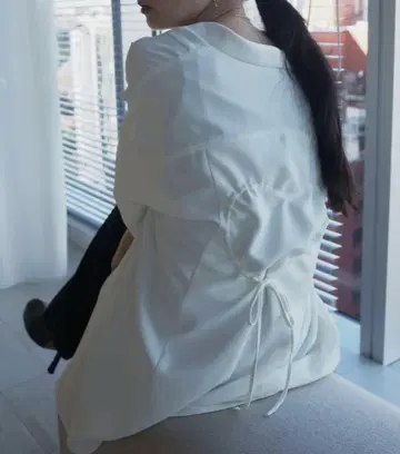 ameri 아메리 BACK HEART DESIGN OVER BLOUSE