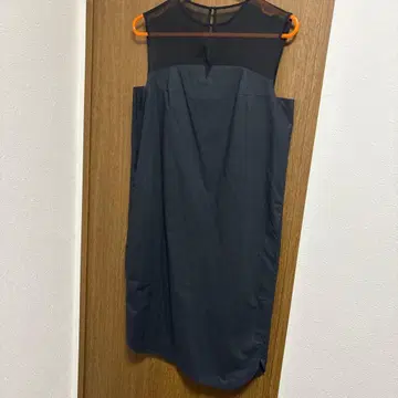 슬리브리스 블랙 무릎 기장 원피스