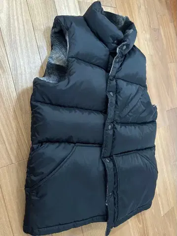 블랙 다운 베스트 슬리브리스 아메리칸 러그 씨