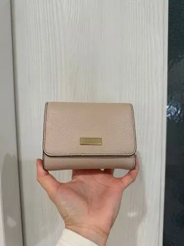 베이지 가죽 3단 폴더형 지갑