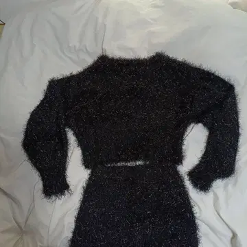 FRAY I.D 퍼 느낌 블랙 셋업 (크롭 탑 + 스커트)