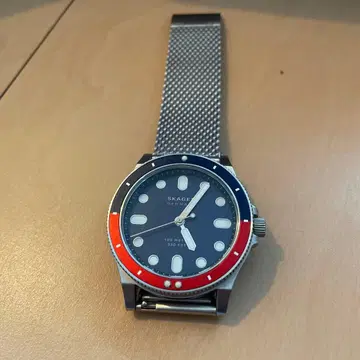 SKAGEN 네이비 레드 베젤 손목시계