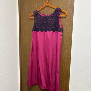 슬리브리스 무릎 기장 드레스 핑크와 네이비