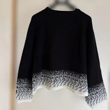 (g) 블랙과 화이트 그라데이션 니트