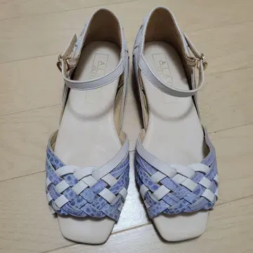 화이트와 연보라 뜨개질 디자인 플랫 샌들