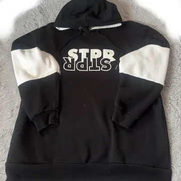 STPR 후드 부착 맨투맨 블랙/화이트