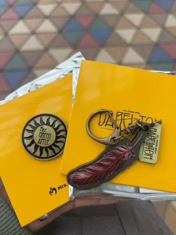 Mrs. Green Apple 깃털 키링 핑 배지 세트