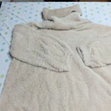 복슬복슬 터틀넥 스웨터 베이지