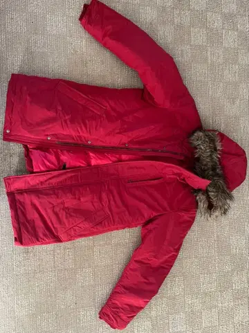 빨간색 퍼가 달린 다운 자켓