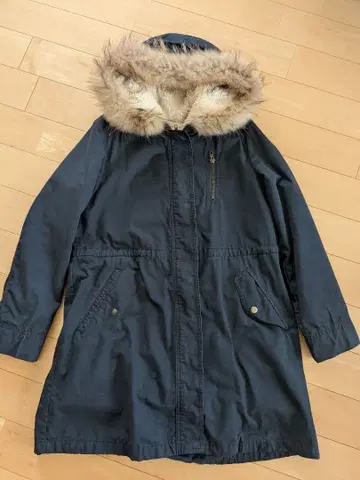 퍼 달린 네이비 모즈 코트