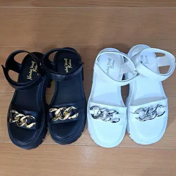 체인 장식 통굽 샌들 (블랙 화이트)