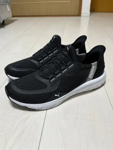 푸마 슬립인 소프트폼+ 블랙 스니커즈