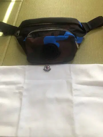MONCLER 카모플라쥬 바디백