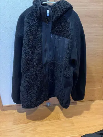 유니클로 블랙 플리스 자켓 후드 부착