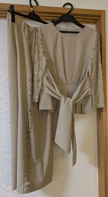 그레이스 콘티넨탈 베이지 레이스 팬츠 셋업