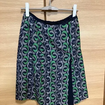 네이비와 그린의 무릎 기장 스커트