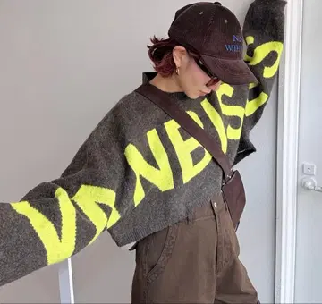 로고 베이지 크롭 니트 CFT. 색상 변경