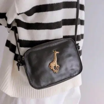 블랙 이어파피욘 키린 브루클린 참 소가죽 미니 숄더백