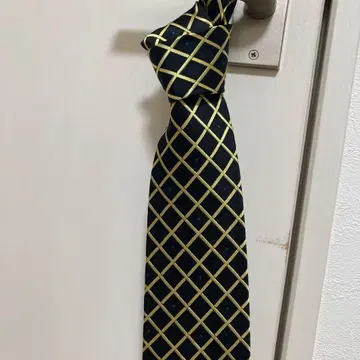 다케오 키쿠치, 블랙과 금색 체크 패턴 넥타이, 실크 100% 새상품급
