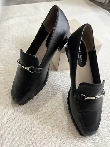 오리엔탈 트래픽 블랙 펌프스 레인 슈즈