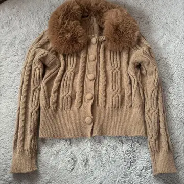 케이블 니트 퍼 스웨터 베이지