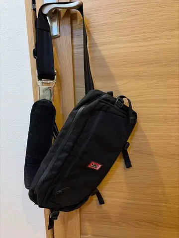 크롬 블랙 나일론 바디백