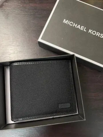 MICHAEL KORS 블랙 이단 접이식 지갑