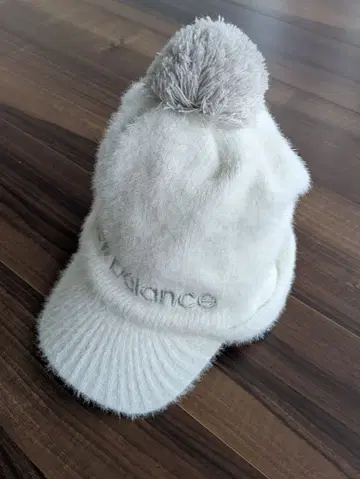 New Balance 폼폼 포함 니트 모자 화이트