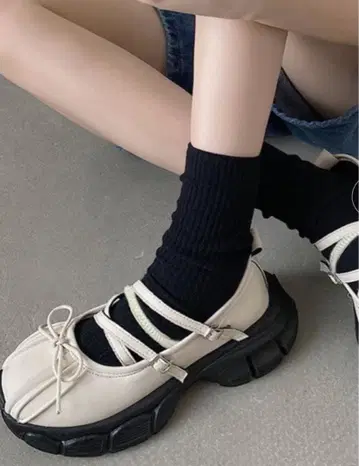 화이트 스트랩 통굽 신발