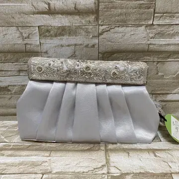 택 포함 미사용 새상품! 실버 플리츠 새틴 클러치백