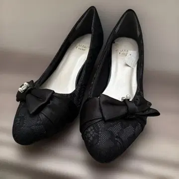 리본 포함 블랙 펌프스 낮은 힐