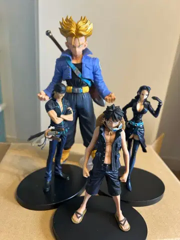 원피스 피규어 3개, 드래곤볼 1개